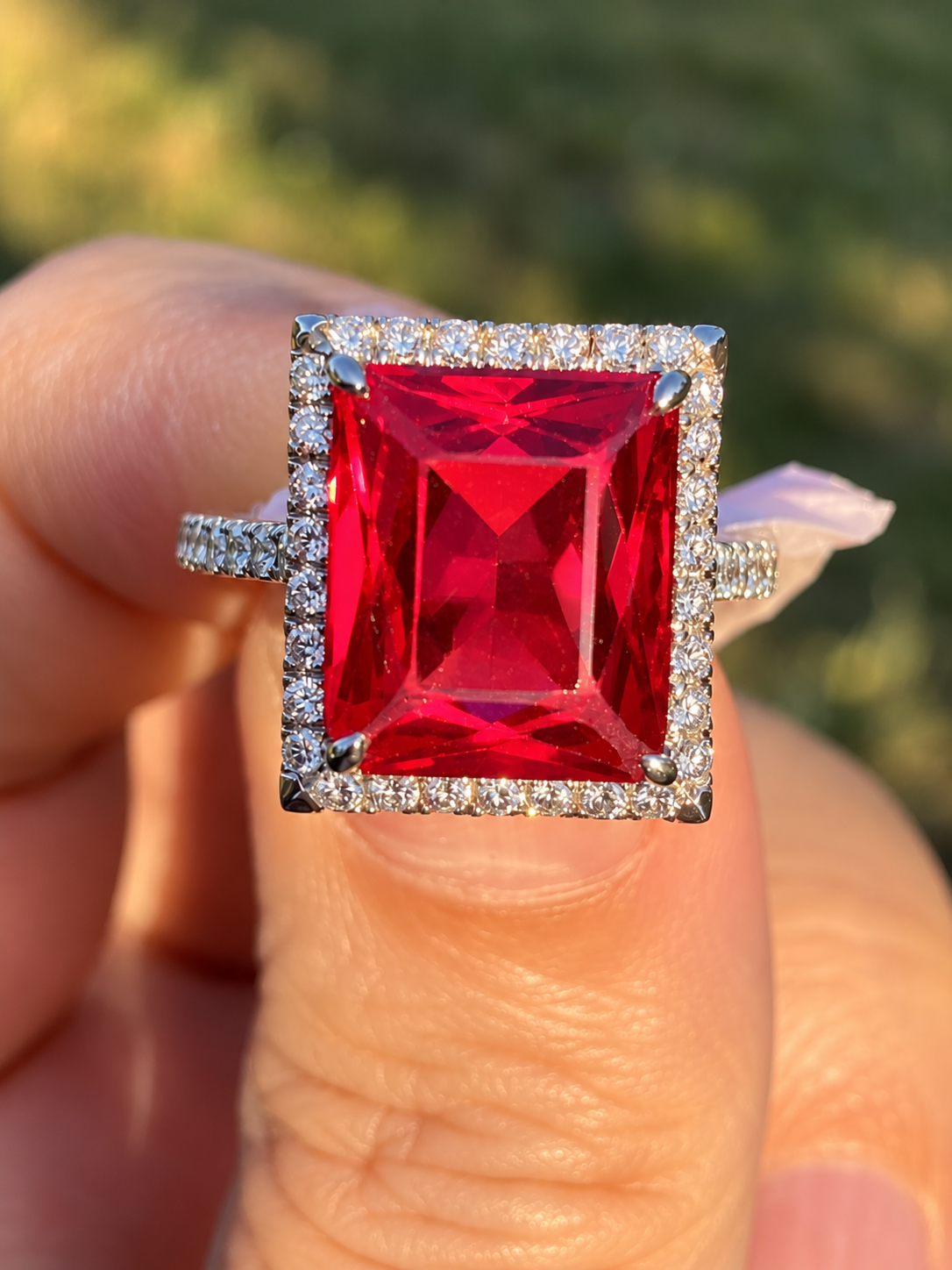 Sunlit_Ruby_Halo_Ring_Macro.png